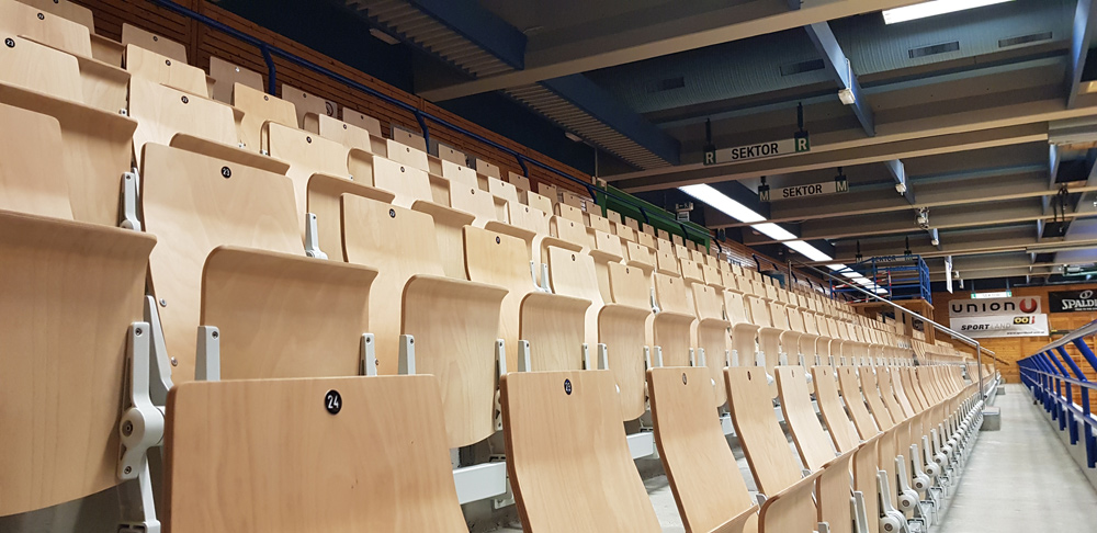 HELD hat 360 Sitze des Modells ARENA in der Sporthalle installiert.