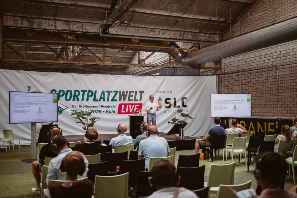 GGK-Obmann Wolfgang Hillmann präsentierte die beiden Gütezeichen inklusive der Erweiterungen zum Recycling bei der diesjährigen Ausgabe von Sportplatzwelt LIVE im Juni in Köln.