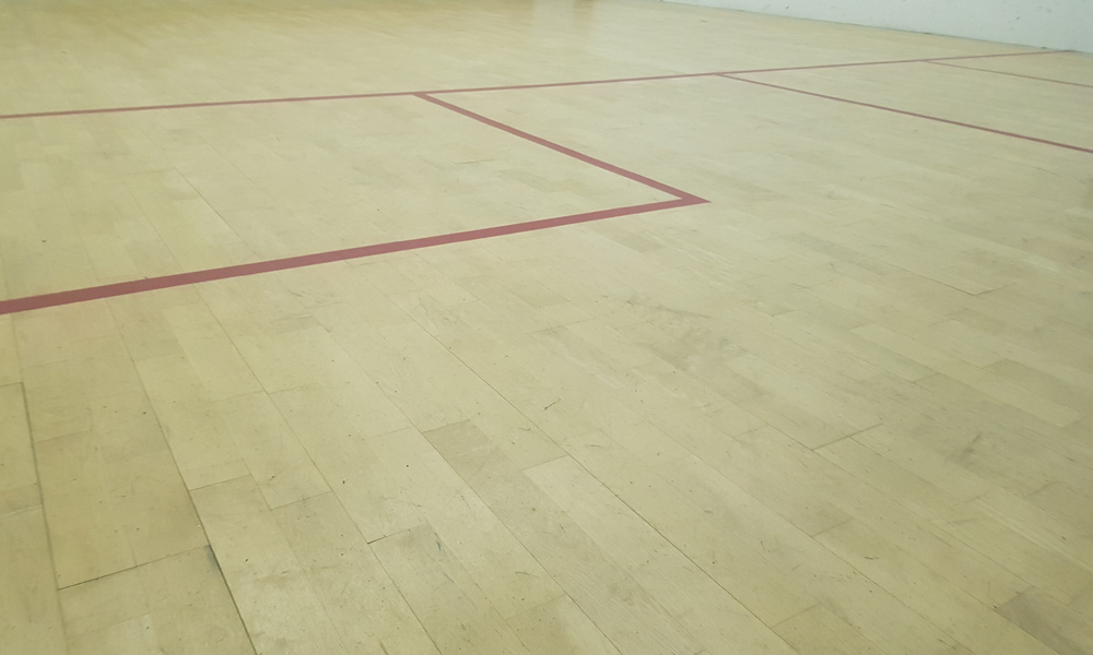 Bodenbeläge aus Parkett-Holz sind der Standard beim Bau von Squash Courts.
