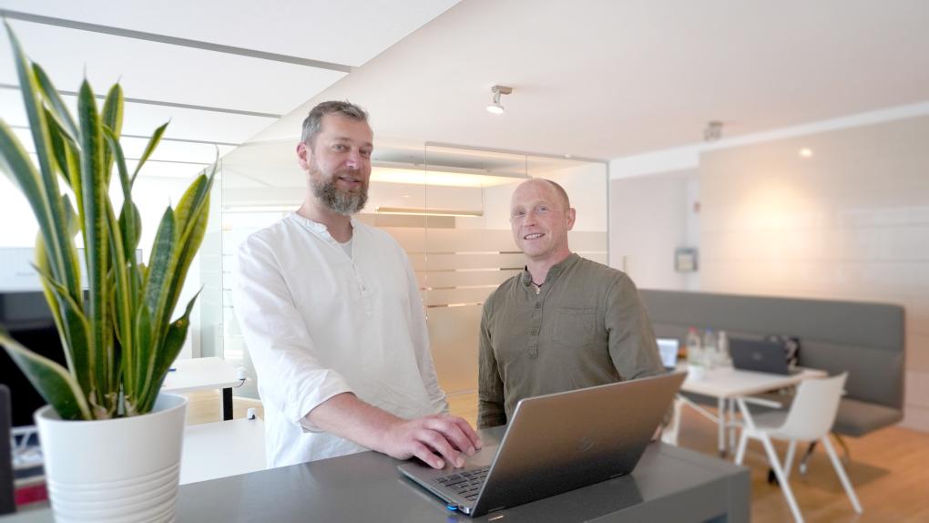 Martin Hartmann-Schüler, Nachhaltigkeitsmanager bei N&M, (rechts) und Florian Nürnberger, Entwicklungsleiter des Unternehmens.
