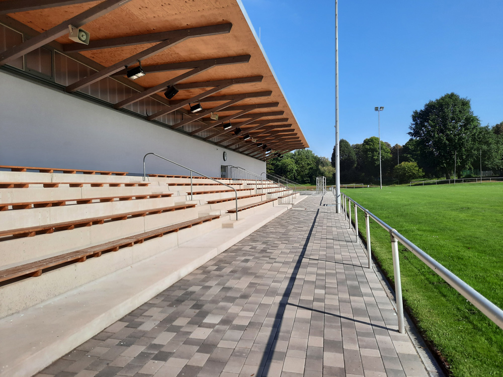 Das Herzstück des Stadions bildet die neue Tribüne samt Vereinsgebäude am umgebauten Naturrasenspielfeld.