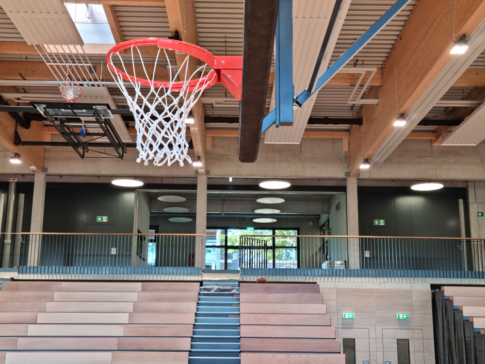 In ihrer neuen 4-Fach-Sporthalle setzt die Munich International School auf nachhaltige LED-Beleuchtung.