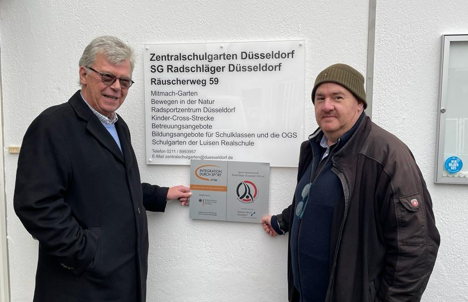 SSB-Präsident Peter Schwabe (links) und Vereinsvorsitzender Sascha Grünewald bei der Überreichung der Plakette.