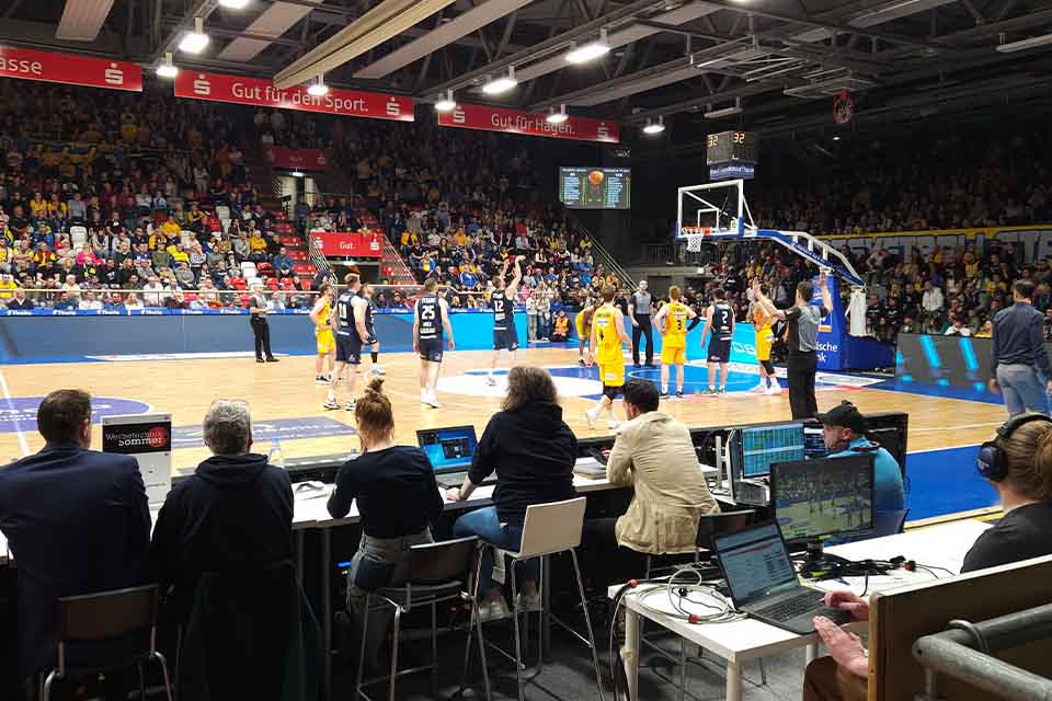 go4it! kümmert sich bei einigen Basketballspielen in der Region Hagen um die LED-Banden.