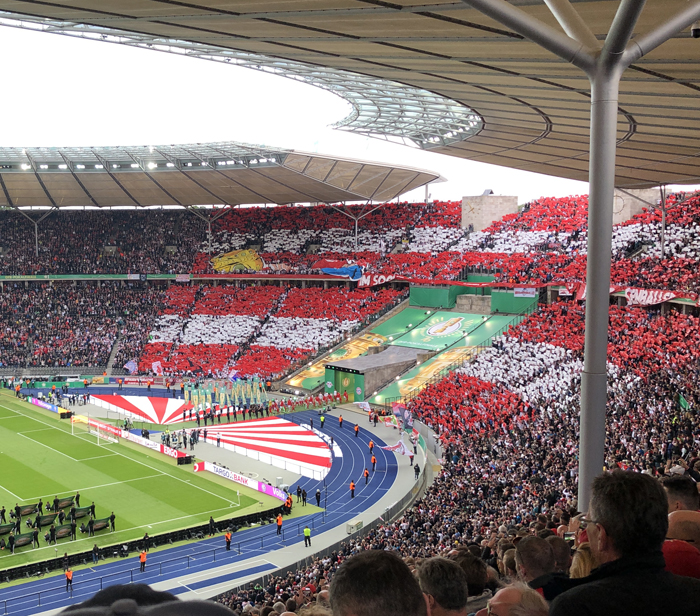 In diesem Jahr saßen die Fans von RB Leipzig auf der Zusatztribüne über dem Marathontor. 