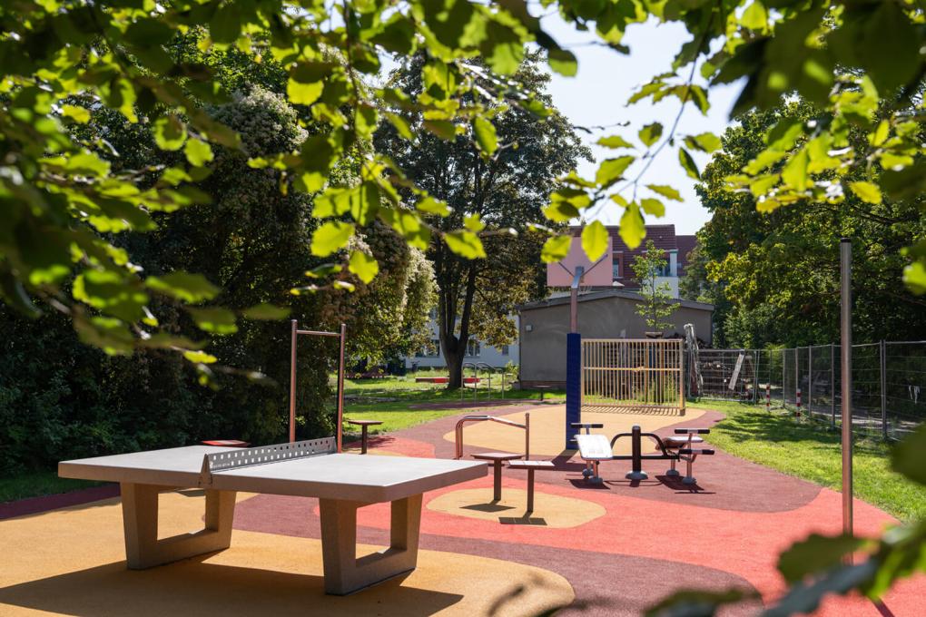Die barrierefreie Spiel- und Bewegungsfläche in Berlin-Steglitz-Zehlendorf bietet vielfältige Möglichkeiten für Sport, Spiel und Begegnung.