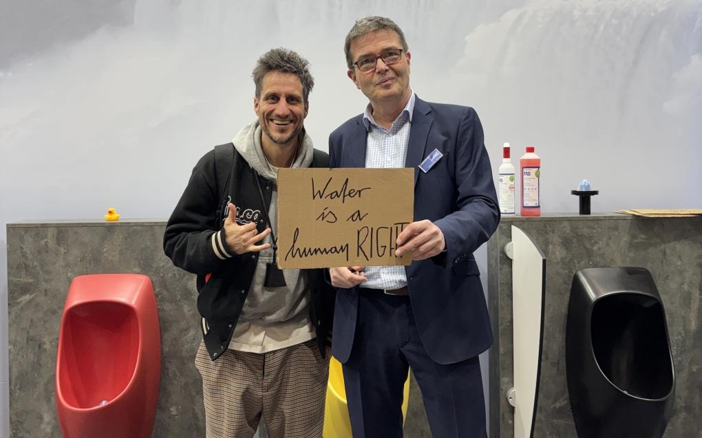 V.l.n.r. Micha Fritz, Co-Founder von Viva con Agua, und Michael Weise, Geschäftsführer der URIMAT Deutschland GmbH, trafen sich am Messestand von URIMAT auf der INTERNORGA in Hamburg.