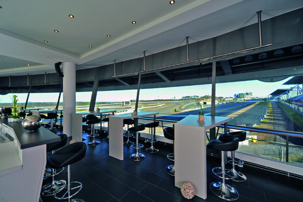 Der Blick von der Panorama Lounge auf die GrandPrix-Strecke.