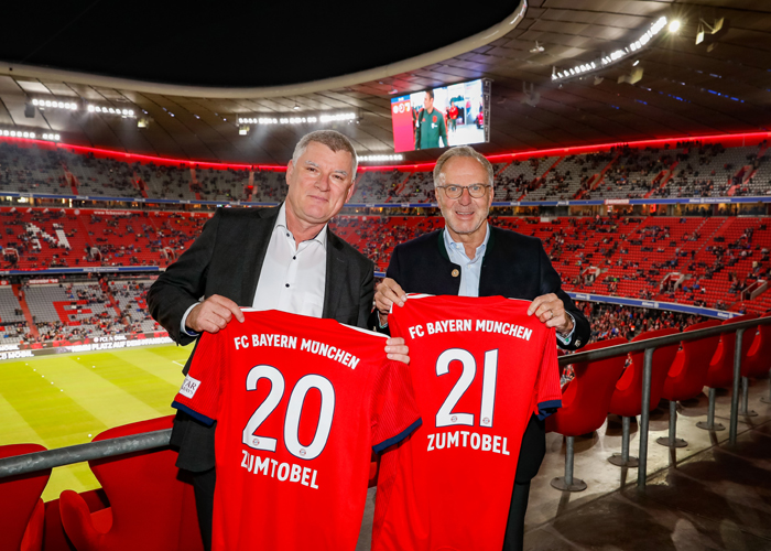 Alfred Felder, CEO Zumtobel Group (links) mit Karl-Heinz Rummenigge, Vorstandsvorsitzender des FC Bayern München.