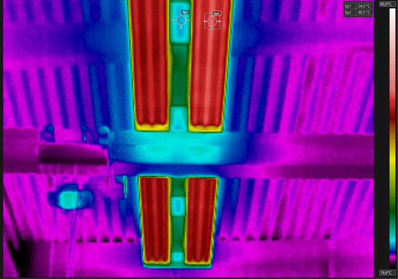 Die Thermografie-Aufnahme zeigt die thermische Entkoppelung der Strahlfläche von den LED-Leuchten.
