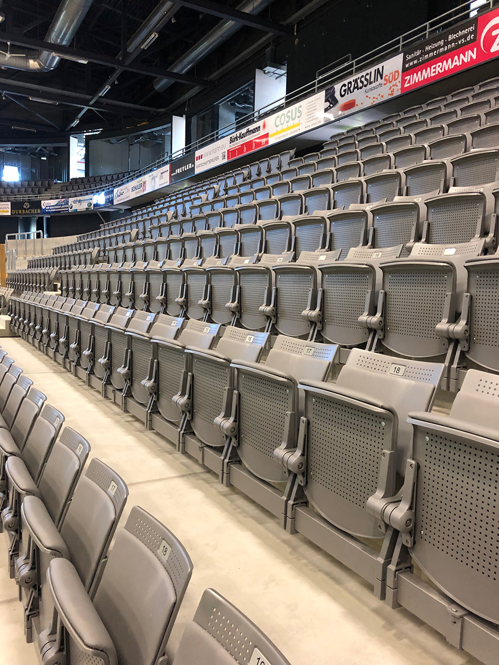 Auch die Eishalle Villingen-Schwenningen wurde mit neuen Sitzen ausgestattet.