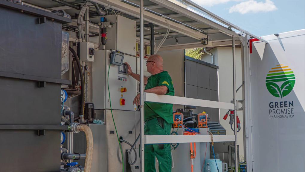 Die elektronisch gesteuerte Filteranlage von Sandmaster ermöglicht einen geschlossenen Wasserkreislauf bei der nachhaltigen Reinigung von Kunststofflaufbahnen.