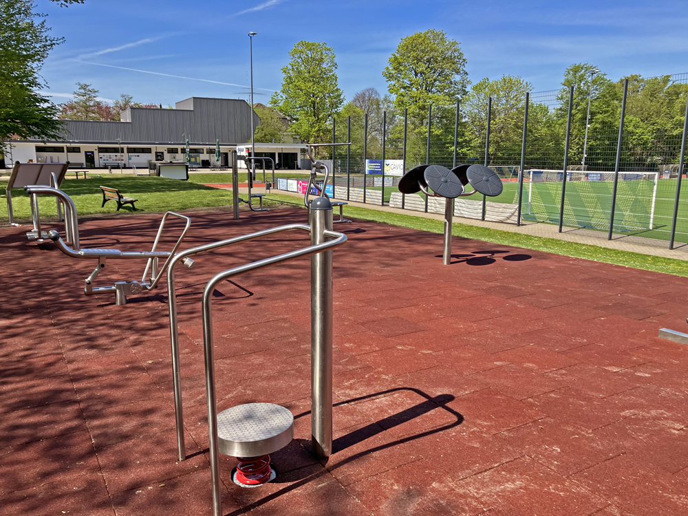 Im Sportpark Bredeney in Essen wurde ein neuer Bewegungsparcours mit Geräten von playfit eröffnet.
