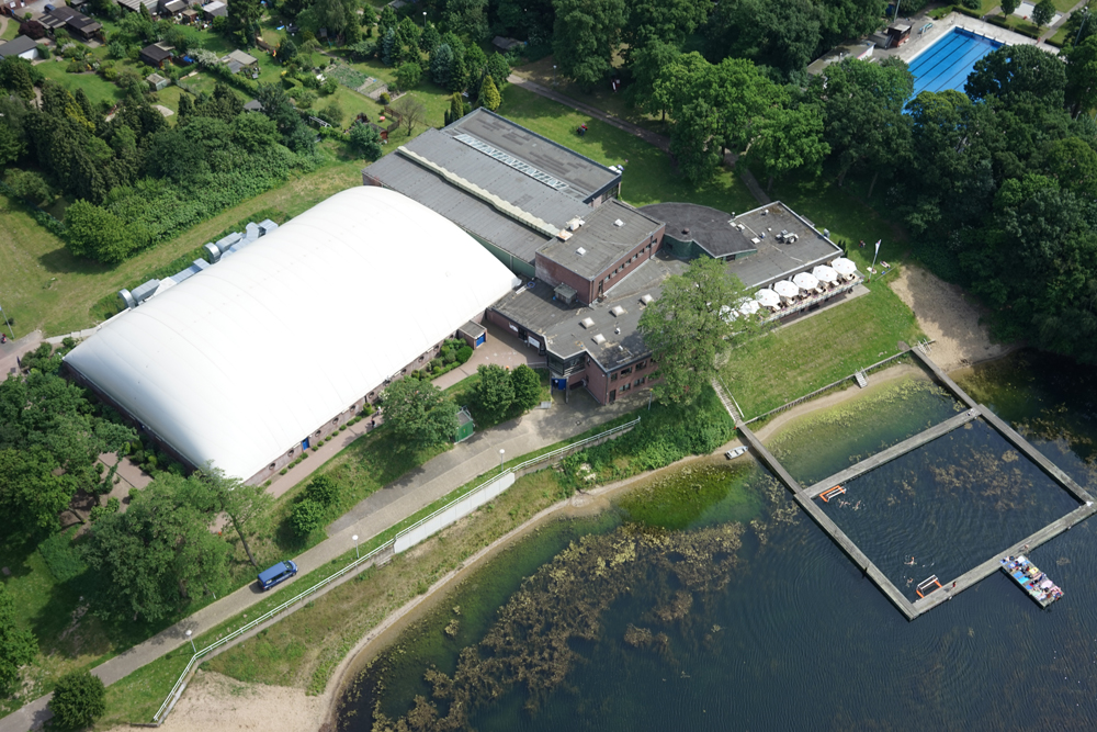 Luftaufnahme des Schwimmbads des SV Bayer Uerdingen 08.