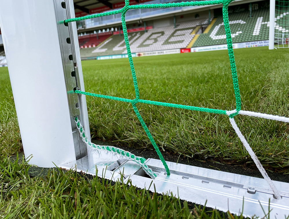 Ein Prototyp der neuen Bodenhülse kommt bereits im Lübecker Stadion an der Lohmühle zum Einsatz.