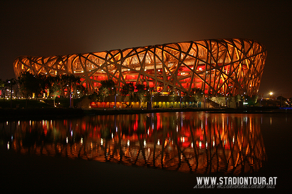 Das Nationalstadion wird aufgrund der Architektur auch häufig als „Vogelnest" bezeichnet.