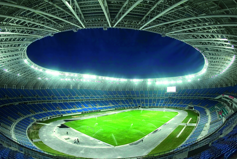 All-Wetter-Schutz im High-Tech Format: Makrolon-Platten im Fußball-Stadion Tianjing. 