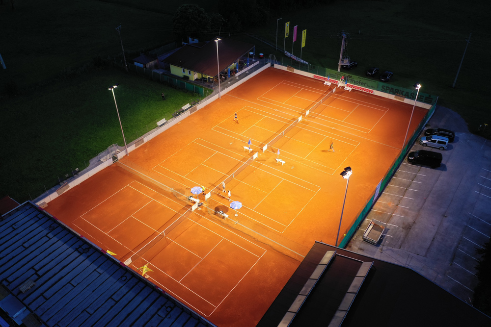Mit einer entsprechenden Beleuchtung können Tennisplätze auch in den Abendstunden bespielt werden.