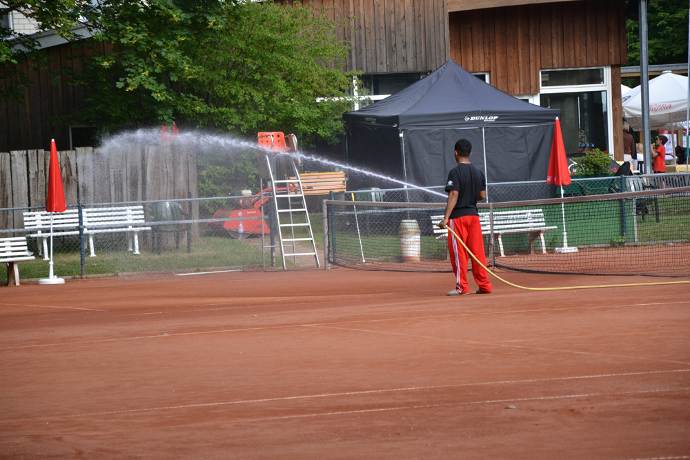 Nicht nur Rasensportplätze, auch (Tennis-)Plätze mit Tennenbelag müssen regelmäßig bewässert werden.