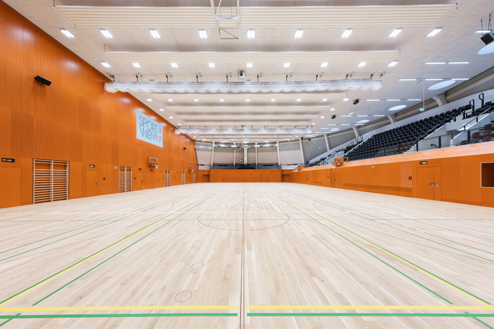 Die heruntergekommene Sporthalle wurde nicht nur saniert, sondern bauphysikalisch und funktional völlig erneuert.