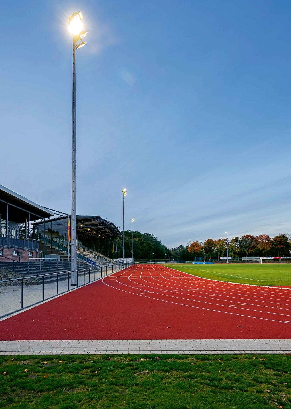 Das Emslandstadion erhielt eine leistungsfähige LED-Flutlichtanlage.