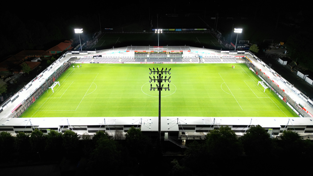 Energieeffiziente Flutlichtanlage und flexible Lichtsteuerung im Fußballstadion des SC Verl dank der All-in-One-Lösung für energieeffiziente Gebäudeautomation von Beckhoff.