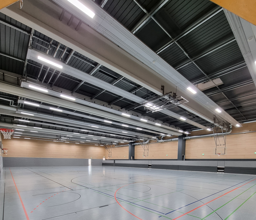 Beste Sportbedingungen: In einer 3-Feld-Halle wurde die KSP LED Premium in der Akustikausführung sowie farblich angepasst installiert.