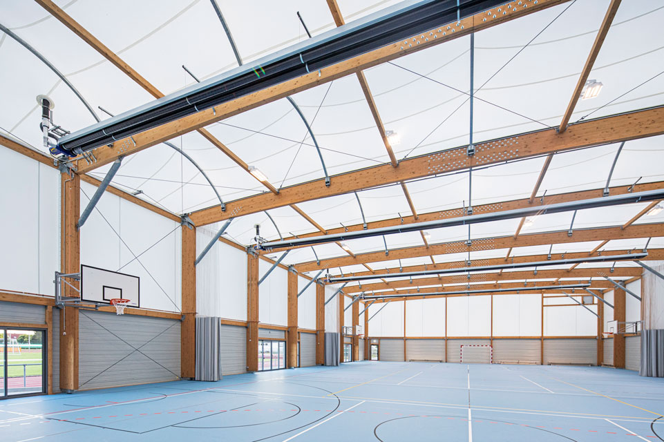 Permanente Sporthalle mit textiler Gebäudehülle.