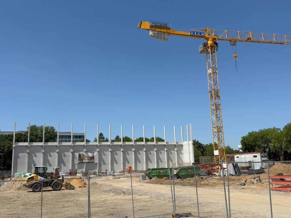 Eine Eishalle mit zwei Eisflächen, eine Sporthalle und ein Parkhaus sollen auf dem Areal entstehen.