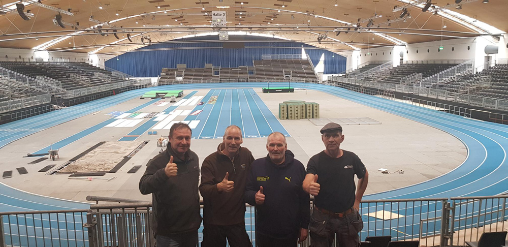 Das Team von Kanstet hat in der Messehalle Karlsruhe eine temporäre Leichtathletik-Anlage installiert – inklusive Sprintstrecke, Rundlaufbahn und Sprunganlagen.